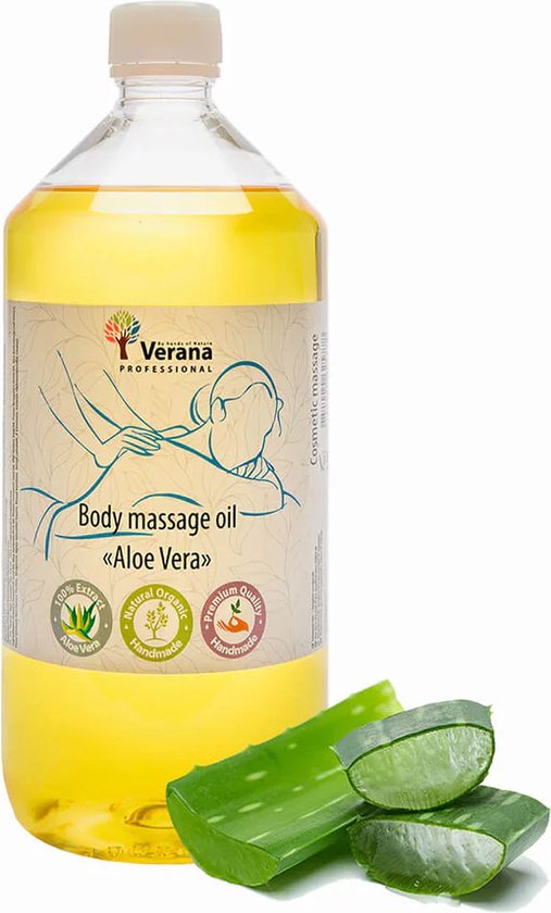 Doorzichtige massageolie in een grote fles, met een label met "Body massage oil Aloe Vera". Op de voorgrond liggen gesneden aloë vera bladeren.