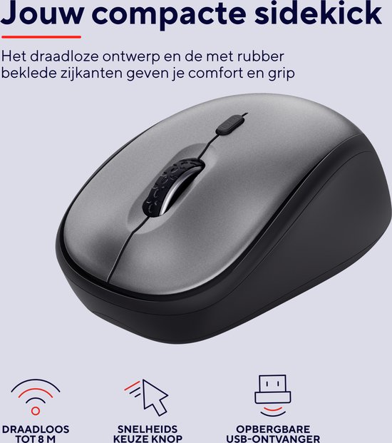 Grijze draadloze Trust muis met zwarte rubberen zijkanten, op een houten ondergrond.