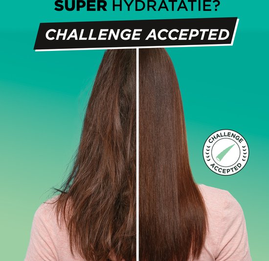 Photo avant-après de cheveux traités avec Garnier Fructis. Un côté sec et frisottant, l'autre côté lisse et brillant. Texte: Super hydratation ?