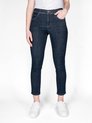 Jean skinny bleu foncé avec jambes cropped, porté par un mannequin avec des baskets blanches.