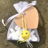 10 Organza giftbags wit met 15 hartvormige mini pepermuntjes, houten gelukspoppetje Smiley en hartvormig kraft kaartje - traktatie - bedankje - give-away
