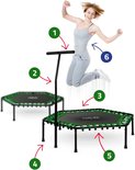 Vrolijke vrouw springt op zeshoekige fitness trampoline met groen touw en T-bar handvat. Indicatielabels genummerd 1-6.
