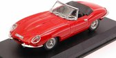 De 1:43 Diecast Modelcar van de Jaguar E-Type Spider van 1961 in Red. De fabrikant van het schaalmodel is Best Model. Dit model is alleen online beschikbaar