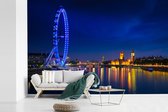 Papier peint photo en vinyle - Image d'un London Eye de couleur bleue dans la nuit largeur 450 cm x hauteur 300 cm - Tirage photo sur papier peint (disponible en 7 tailles)