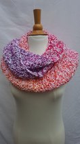 Colsjaal in roze, paars, lila, oranje en wit met hele kleine lovertjes ronde tunnelsjaal warme gehaakte sjaal
