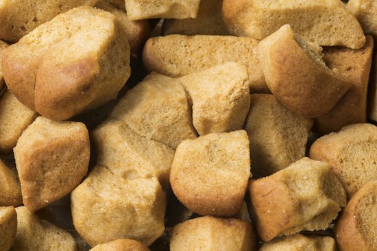 Goudbruine, onregelmatig gevormde pepernoten dicht op elkaar.