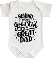 Romper - Behind every good kid is a great dad - maat: 98/104 - korte mouw - baby - papa - romper papa - rompertjes baby - rompertjes baby met tekst - rompers - rompertje - rompertj
