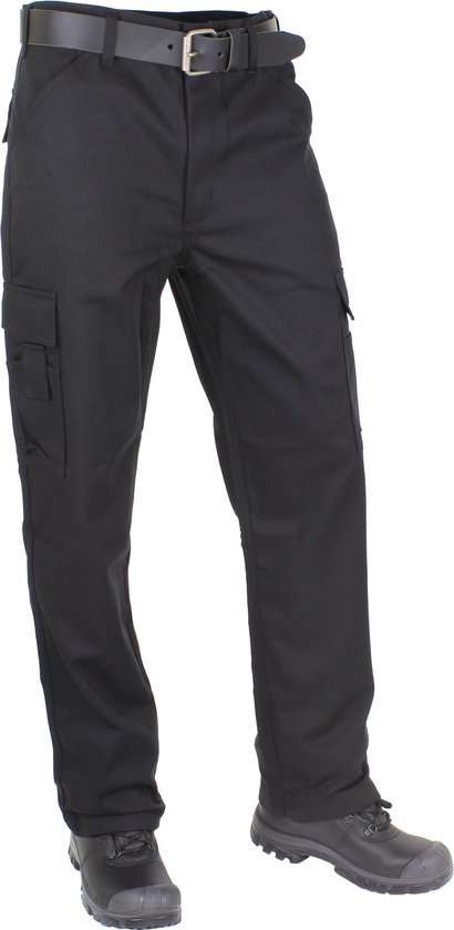 Pantalon de travail noir Tricorp avec ceinture, poches cargo et chaussures de sécurité.