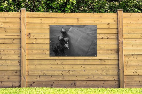 Affiche de jardin Les deux poids et chaussures de sport sont prêts pour le fitness - noir et blanc - 120x80 cm - Jardin