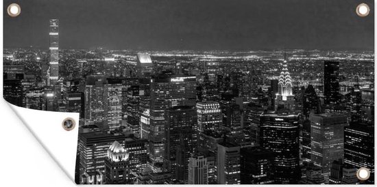 Tuinposter Luchtfoto van de gebouwen in New York in de nacht - zwart wit - 80x40 cm - Wanddecoratie Buiten - Tuinposter - Tuindoek - Schuttingposter - Tuinschilderij