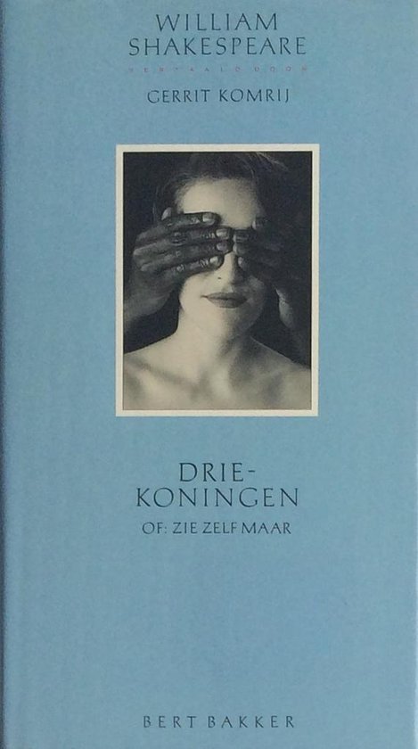 Livre Trois Rois avec sur la couverture une femme aux yeux bandés par des mains sombres.
