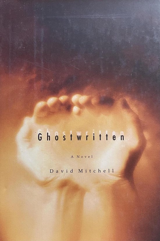 Boekcover van "Ghostwritten" door David Mitchell, met twee handen die een gloeiende, etherische vorm vasthouden.
