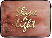 Laptophoes 13 inch - Quotes - Licht - Goud - Bruin - Laptop sleeve - Binnenmaat 32x22,5 cm - Zwarte achterkant