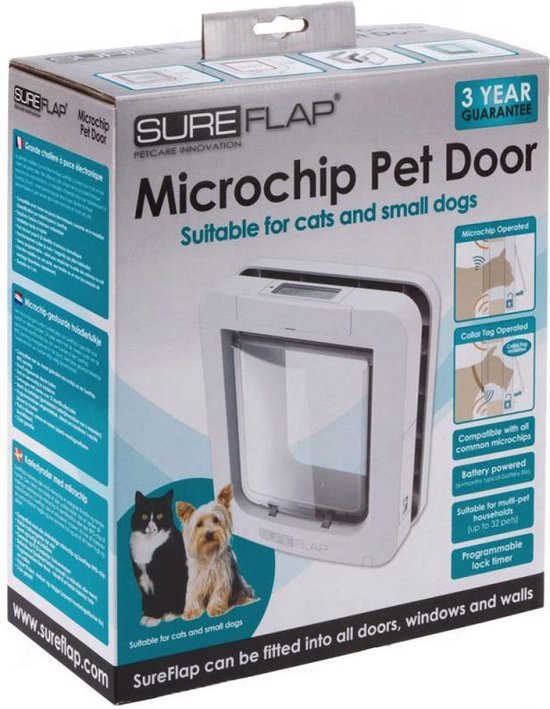 Verpakking van SureFlap Microchip Pet Door met afbeeldingen van een zwarte kat en een Yorkshire Terriër.