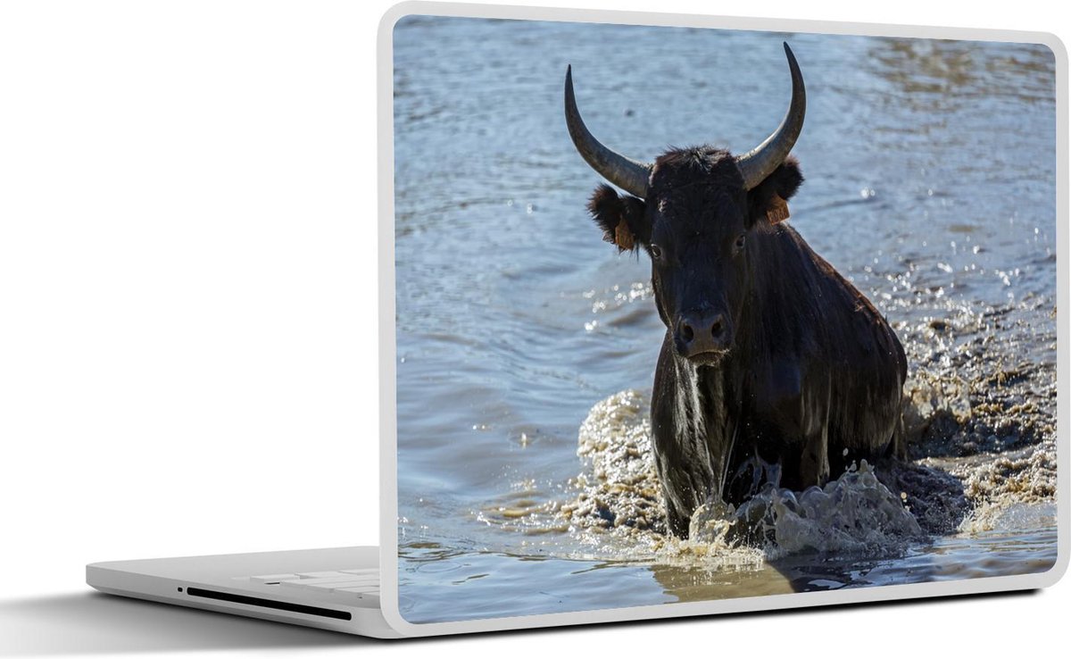 Afbeelding van product SleevesAndCases  Laptop sticker - 15.6 inch - Een stier klimt het water uit in Camargue