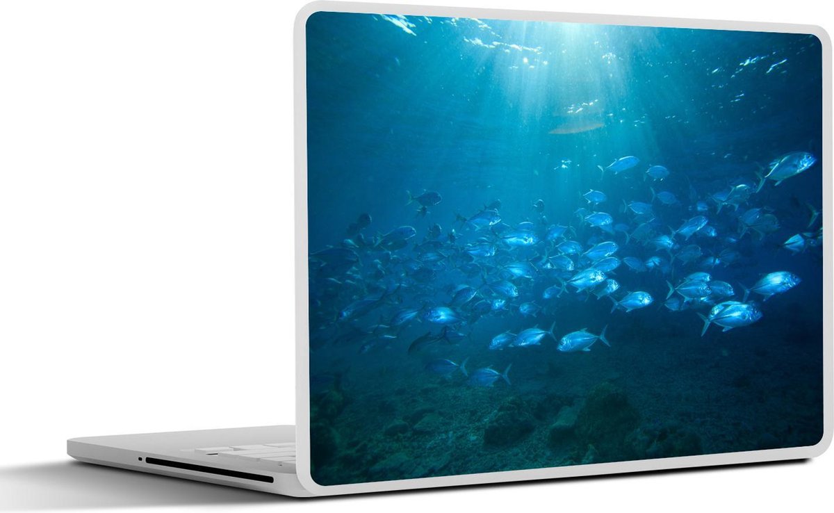 Afbeelding van product SleevesAndCases  Laptop sticker - 15.6 inch - Een school tonijn in de zee