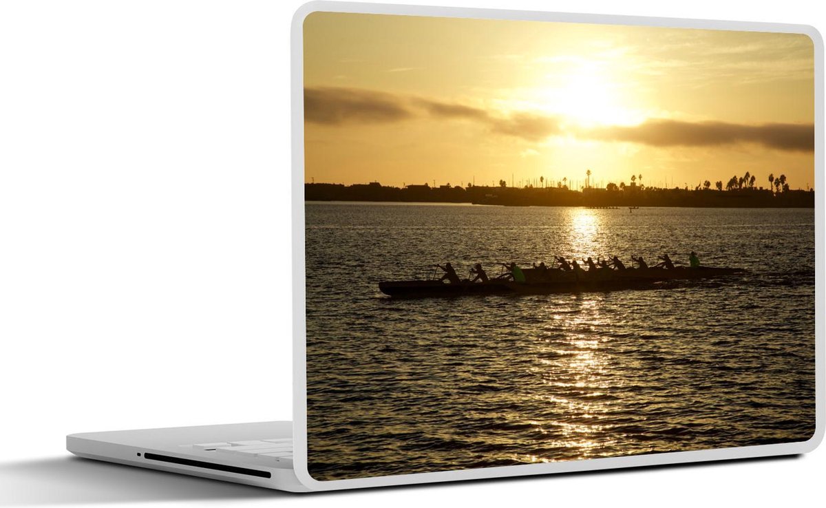 Afbeelding van product SleevesAndCases  Laptop sticker - 13.3 inch - Drakenboot op het water bij zonsondergang