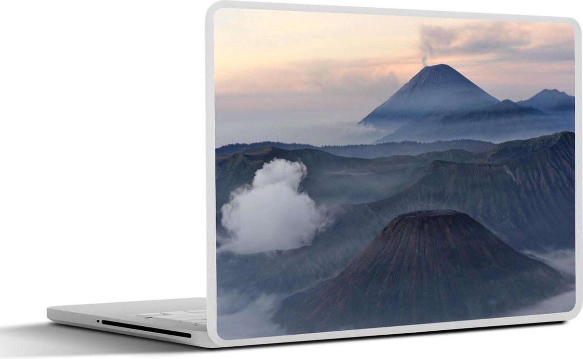 Afbeelding van product SleevesAndCases  Laptop sticker - 12.3 inch - De rokende Bromo-vulkaan in het Nationaal Park Bromo Tengger Semeru