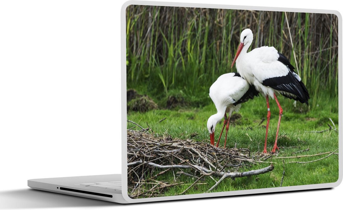 Afbeelding van product SleevesAndCases  Laptop sticker - 12.3 inch - Twee ooievaars op zoek naar takken voor een nest