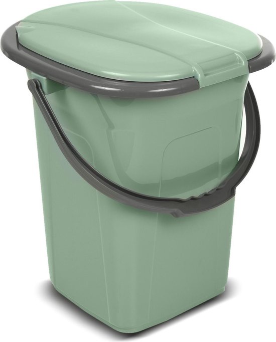 Groene campingtoilet emmer met deksel en handvat, op witte achtergrond.