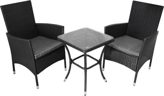Zwart rotan bistroset met glazen tafel en twee stoelen, met grijze kussens.