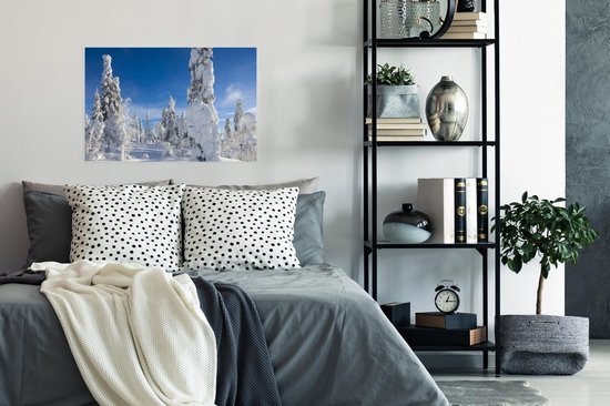 Un ciel bleu au-dessus du paysage d'hiver en Laponie Poster 90x60 cm - Tirage photo sur Poster (décoration murale salon / chambre)
