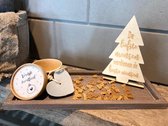 Kerstpakket dienblad grijs -  gouden kerstzeepjes (geur) - houten kerstboompje met tekst (sierlijk) de liefste mensen verdienen de beste wensen- Zeepje in doosje met opdruk VROLIJK
