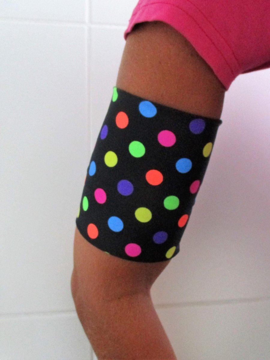 Goedkoopste lycra sensorband / armband zwart met gekleurde stippen van 27/28 cm ter bescherming van de Omnipod of sensor ivm diabetes, geschikt om mee te zwemmen. Beschermt de sensor zoals de freestyle libre of de omnipod