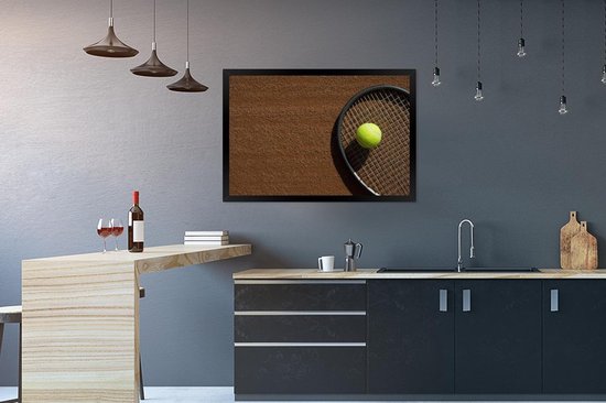 Affiche avec cadre Gros plan d'une balle de tennis sur une raquette - 90x60 cm