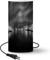 Lamp Noorderlicht boven haven in Noorwegen - zwart wit - 33 cm hoog - Ø16 cm - Inclusief LED lamp