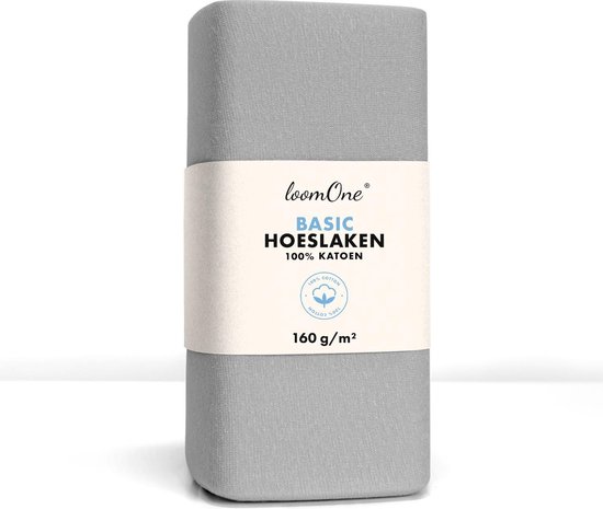 Un drap-housse gris clair avec une bande 'loom One BASIC HOESLAKEN 100% KATOEN 160 g/m²'.