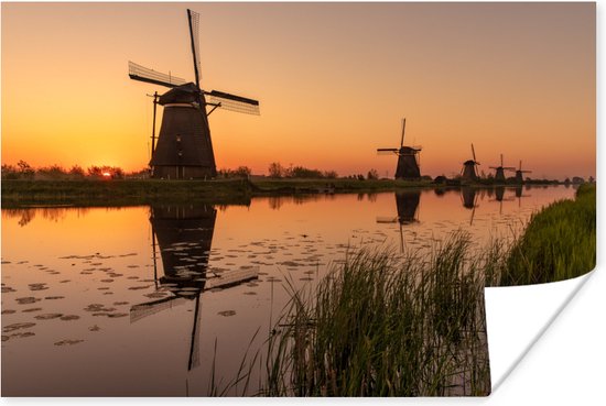 Red glow in the sky at the Windmills of Kinderdijk in Europe Poster 120x80 cm - Tirage photo sur Poster (décoration murale salon / chambre)