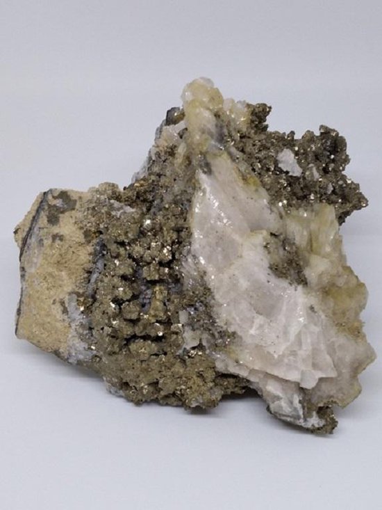 Pyriet met Bergkristal en Calciet