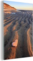 Glasschilderij - Zandvorming en een steentje in de vorm van een hart bij de Cape Cod National Seashore - 60x90 cm - Acrylglas Schilderijen - Foto op Glas