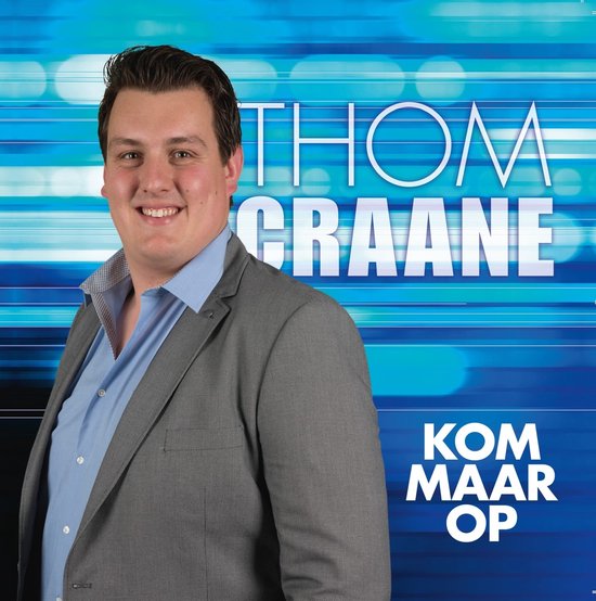 Jonge man in grijs pak met blauw hemd, met de tekst "THOM CRAANE KOM MAAR OP".