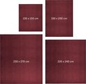 Vier bordeauxrode plaids in verschillende afmetingen: 130x150 cm, 150x200 cm, 220x240 cm, 230x270 cm.