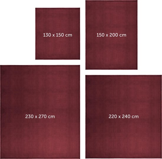 Vier bordeauxrode plaids in verschillende afmetingen: 130x150 cm, 150x200 cm, 220x240 cm, 230x270 cm.