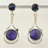 Opengewerkte zilveren oorstekers met blauwe saffier