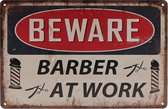 Wandbord – Barber at Work - Vintage - Retro -  Wanddecoratie – Reclame bord – Restaurant – Kroeg - Bar – Cafe - Horeca – Metal Sign – 20x30cm
