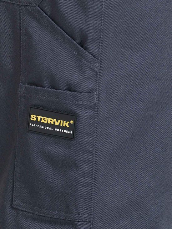 Donkergrijze cargobroek met STØRVIK PROFESSIONAL WORKWEAR logo op de zak.