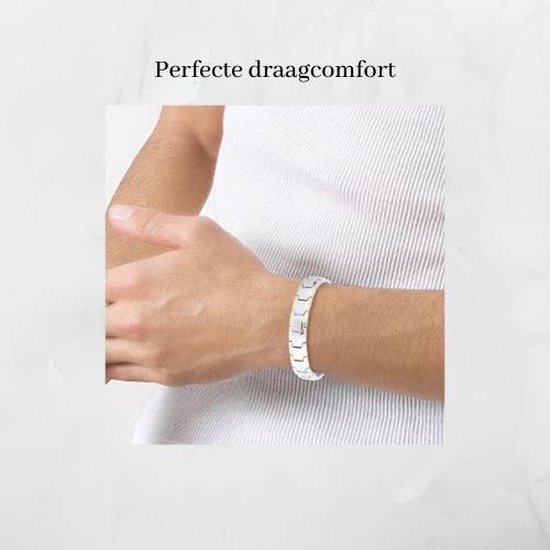 Zilverkleurige schakelarmband met gouden accenten, gedragen door een man.