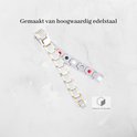 Zilverkleurige schakelarmbanden met gouden accenten en rode, zwarte en witte cirkels.
