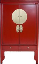 Rode Chinese kast met gouden ronde sluiting en handgrepen, twee lades, op witte achtergrond.