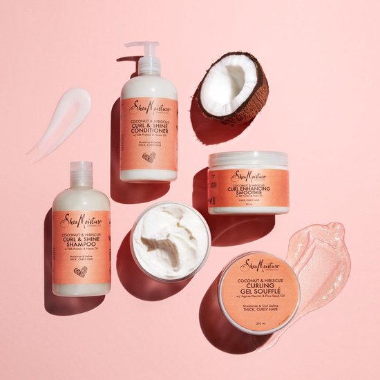 Flessen en potten Shea Moisture Coconut & Hibiscus Curl & Shine producten met kokosnoot.