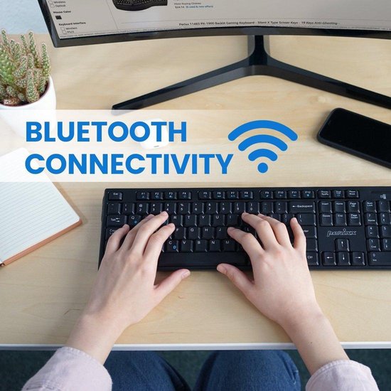 Een persoon typt op een zwart, draadloos toetsenbord. Op de achtergrond een monitor met "BLUETOOTH CONNECTIVITY" tekst.