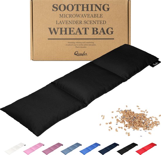 Zwarte pittenzak met de tekst "SOOTHING MICROWAVEABLE LAVENDER SCENTED WHEAT BAG".