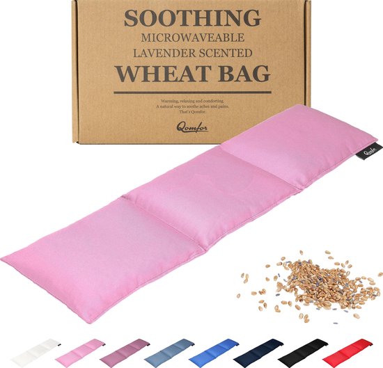 Roze magnetron pittenzak naast de verpakking. De verpakking vermeldt 'Soothing Microwaveable Lavender Scented Wheat Bag'. Er zijn meerdere kleuren pittenzakken zichtbaar.