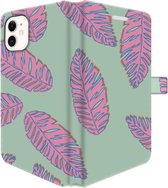 Apple iPhone 12 Hoesje - Portemonneehoesje  - Met pasjeshouder - Met Plantenprint - Tropische Blaadjes - Lichtgroen