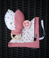 Kraamcadeau Meisje - Roze - Giftset - Baby Bijtring - Baby Knisperdoekje / Speendoekje - Bibs Speen Baby Pink maat 1 - Cadeautip - Handgemaakt