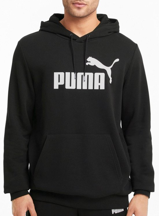 Zwarte Puma hoodie met wit Puma logo op de borst en kangoeroezak.